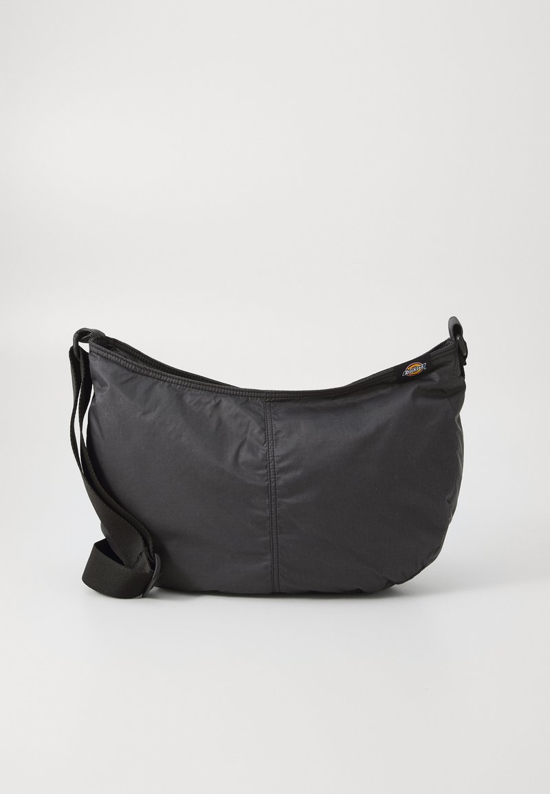 Čierna nylonová taška cez rameno s zakriveným tvarom, ktorá má zipsové uzatvorenie a nastaviteľný popruh pre pohodlné nosenie.