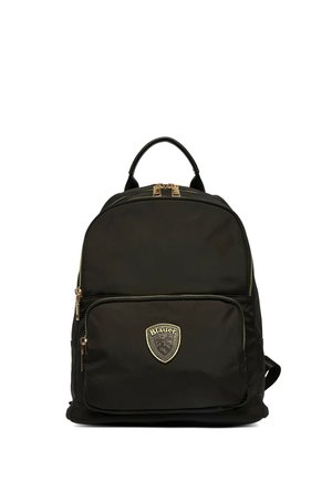Zaino nero con tasca frontale con zip dotata di una toppa con il logo dello scudo Blauer e cursori delle zip color oro sui scomparti principale e frontale.