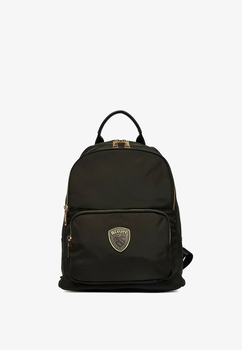 Zaino nero con tasca frontale con zip dotata di una toppa con il logo dello scudo Blauer e cursori delle zip color oro sui scomparti principale e frontale.
