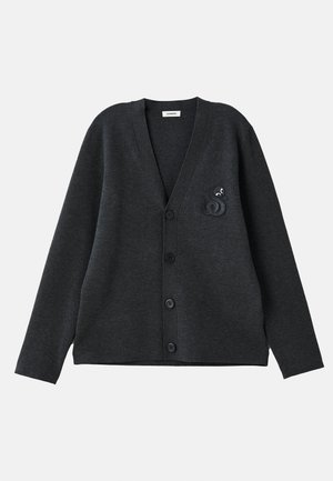 Mørkegrå cardigan laget av mykt stoff. Har V-hals, seks knapper og et distinkt brodert design på venstre side.