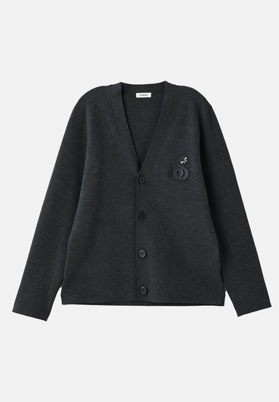 Cardigan grigio scuro realizzato in tessuto morbido. Presenta un collo a V, sei bottoni e un design ricamato distintivo sul lato sinistro.