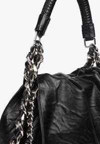 Schwarze Lederhandtasche mit strukturiertem Finish, ausgestattet mit einem geflochtenen Griff und einem silbernen Kettenakzent. Fokus auf stilvollen Details.