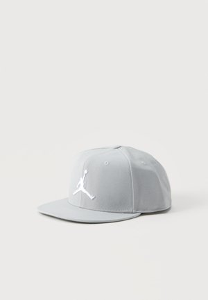 Casquette à visière plate gris clair avec un logo blanc brodé représentant une personne sautant avec un ballon de basket sur le panneau avant.