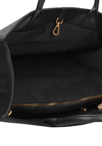 Sac fourre-tout noir avec un compartiment zippé et des poches intérieures. Doté de quincaillerie dorée et d'une doublure en tissu texturé. Design spacieux.