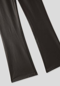 Czarne spódnie w dzwony wykonane z błyszczącego, gładkiego materiału z bocznymi szwami i czystym wykończeniem. Materiał ma lekki połysk i elegancki wygląd.