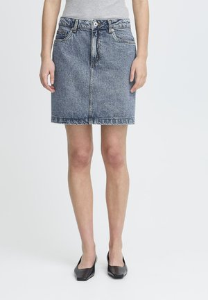 Denim skirt in light blue, knee-length with a straight cut, five pockets, and belt loops. Features white stitching and a front button closure.