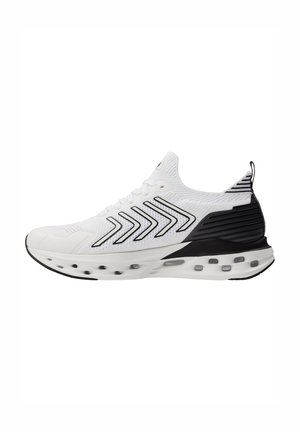 Zapatilla deportiva blanca con parte superior de punto transpirable, acentos negros, patrones en zigzag a los lados y una suela acolchada con recortes circulares.