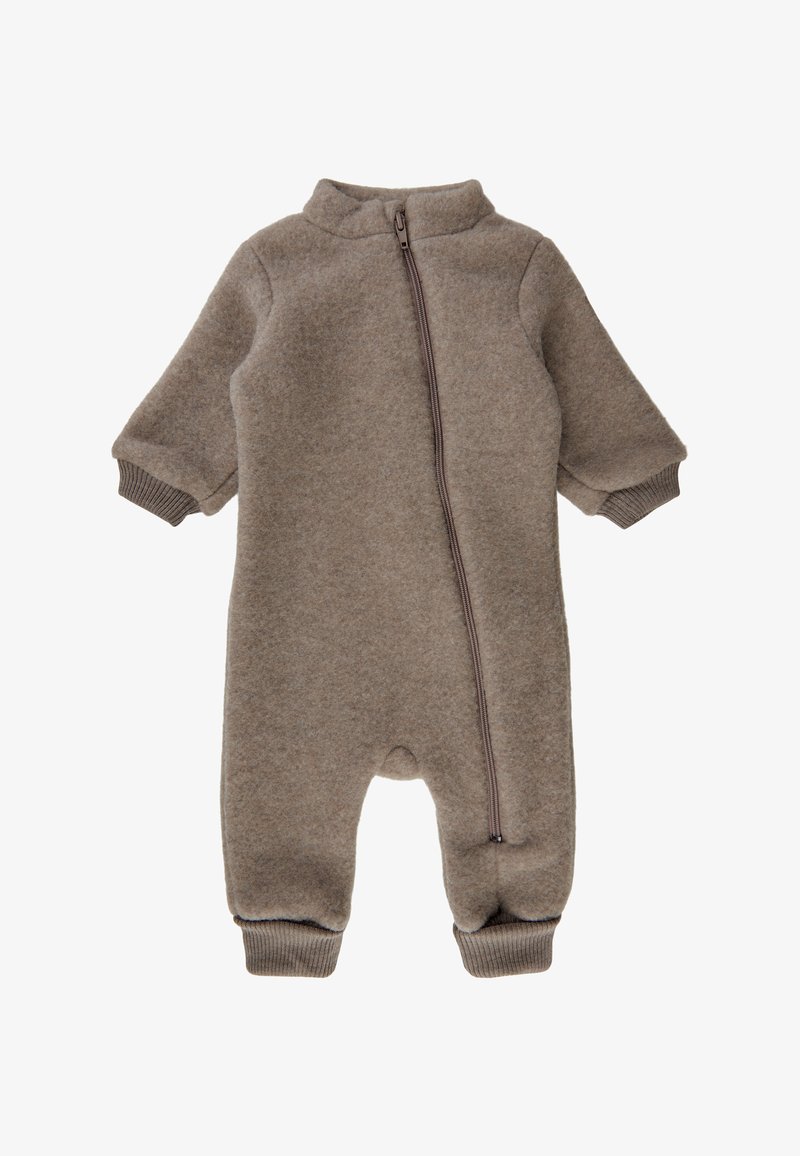 Hnedý fleecový overal s vysokým golierom a predným zipsom, so žebrovanými manžetami a členkami. Mäkká textúra a minimalistický dizajn.