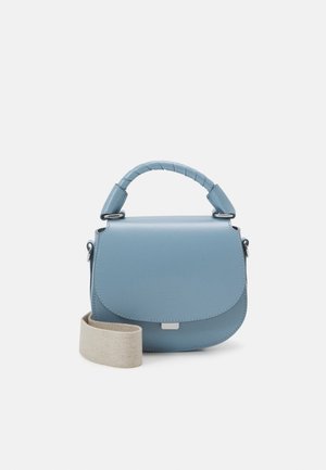 Borsa a tracolla in pelle blu con design strutturato, caratterizzata da un manico superiore intrecciato e una tracolla regolabile in tessuto. Superficie liscia e hardware minimalista.