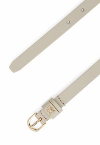 Lichtbeige leren riem met een gladde textuur, voorzien van een gouden metalen gesp en een logo-accent. Inclusief verschillende insteekgaten.