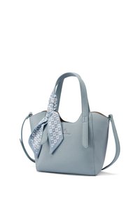 Borsa a mano in pelle azzurro chiaro con due manici corti, una tracolla removibile e una sciarpa decorativa annodata attorno a un manico.