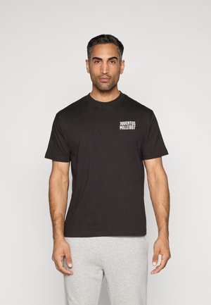 T-shirt de algodão preto com mangas curtas, apresentando um logo branco "JUVENTUS MILLE897" no lado esquerdo do peito. Usado com calças de treino cinzentas.