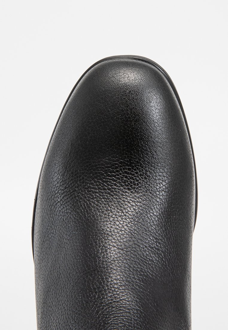 Schwarze Lederknöchelboots mit einer glatten, glänzenden Oberfläche und runder Zehenform. Leicht strukturierte Oberfläche mit subtiler Maserung.