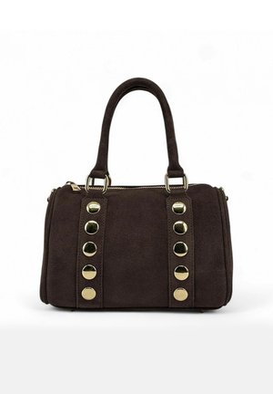 Sac à main en suede marron foncé avec double poignées, bandes verticales ornées de deux rangées de cinq clous ronds dorés brillants chacune, et une fermeture éclair en haut.