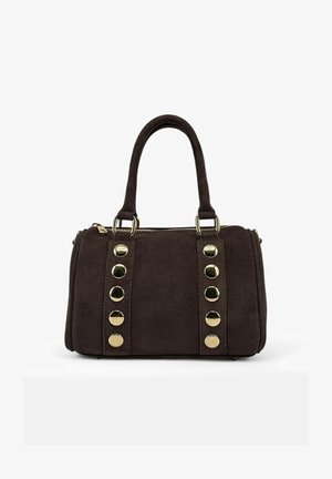 Sac à main en suede marron foncé avec double poignées, bandes verticales ornées de deux rangées de cinq clous ronds dorés brillants chacune, et une fermeture éclair en haut.