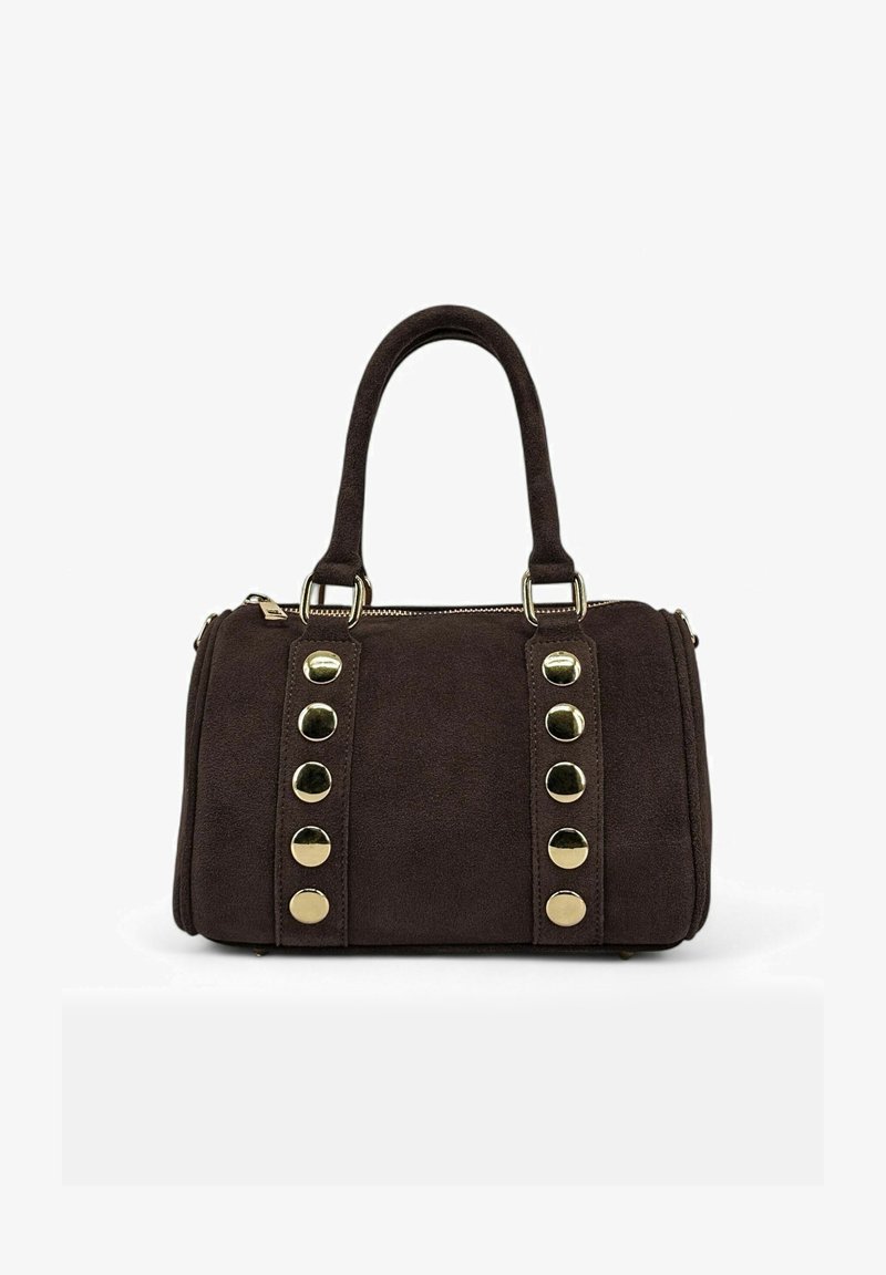 Sac à main en suede marron foncé avec double poignées, bandes verticales ornées de deux rangées de cinq clous ronds dorés brillants chacune, et une fermeture éclair en haut.