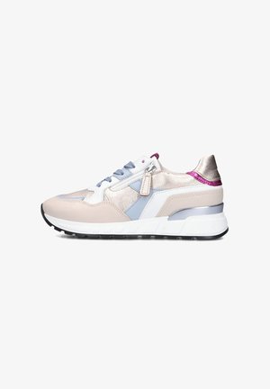 Sportliche Sneakers in einer Mischung aus Beige, Hellblau und metallischen Akzenten. Glattes Leder-Obermaterial, gepolsterte Sohle und runde Zehenform.