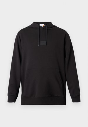 Zwarte hoodie gemaakt van zachte stof, met een voorzak, trekkoorden en een getextureerd label op de borst.