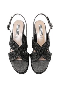 Sandali slingback neri con dettagli intrecciati, tomaia in tessuto nero testurizzato e soletta rosa chiaro. Suola piatta con leggero plateau.