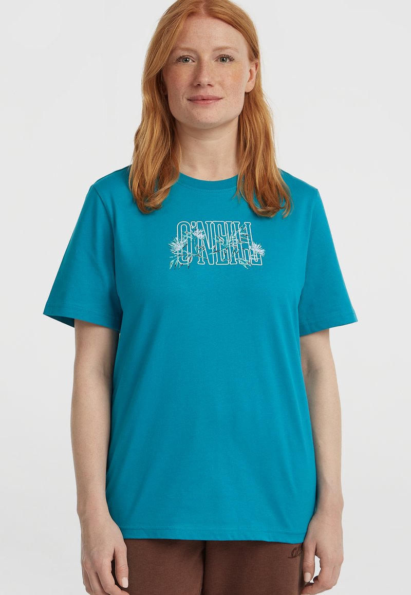 Turkos bomull t-shirt med korta ärmar, med en vit grafisk tryckdesign på framsidan. Avslappnad passform och rundad halsringning.