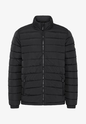 Párnázott fekete dzseki magas gallérral, cipzáras záródással és oldalsó zsebekkel. Jellemzője a vízszintes varrás a textúráért és az elasztikus mandzsetták.