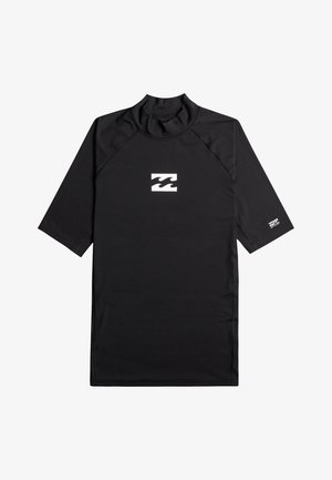 Svart surfskjorta med kort ärm, tillverkad av stretchigt material, har en hög krage och en vit våglogotyp på bröstet.