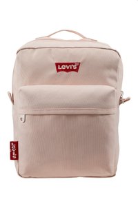 Vaaleanpunainen kangaskassi, jossa on punainen Levi's-logo, etupussissa vetoketju ja ylhäällä kantokahva. Teksturoitu kankaan pinta.