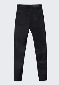 Jeans en denim noir à coupe slim, présentant une taille mi-haute, cinq poches et une texture lisse. La vue arrière montre des poches arrières doubles.
