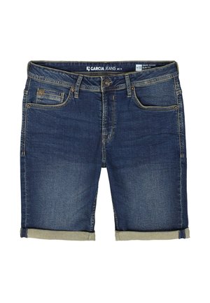 Donkerblauwe denim shorts met een lichte vervaging. Voorzien van een knoopsluiting, vijf zakken en opgerolde zomen. Label toont merk en maat.