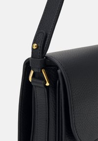 Schwarze Leder-Schultertasche mit strukturiertem Finish, ausgestattet mit goldfarbenen Hardware-Details und einem verstellbaren Riemen für vielseitige Tragemöglichkeiten.