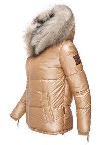 Chaqueta acolchada beige con acabado brillante, capucha forrada de piel y detalle de parche de cuero en la manga. Cuenta con bolsillos laterales y puños acanalados.