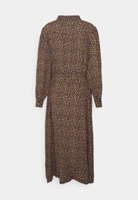 Vestido preto com pequeno padrão floral em laranja, amarelo e azul. Apresenta um colarinho, mangas longas e um laço na cintura para um formato ajustado.