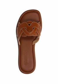 Sandale glissante brune avec un design de sangle tressée courbée, détails de couture, semelle plate et semelle intérieure texturée pour le confort.