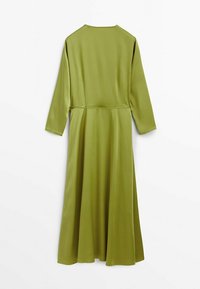 Robe longue vert olive à manches longues et taille cintrée, vue de dos sur fond blanc uni.