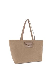 Borsa tote in suede beige dal design minimalista, con due manici lunghi e una tasca frontale con una piccola etichetta con il marchio. Texture morbida.