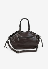 Bolso de cuero marrón oscuro con dos asas, bolsillo delantero con cremallera, detalles de cordón y correa para el hombro desmontable sobre fondo blanco.