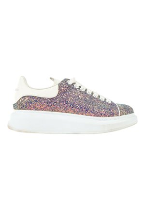 Baskets basses avec semelle blanche épaisse, lacets blancs et dessus ainsi que languette de talon recouverts de paillettes multicolores.