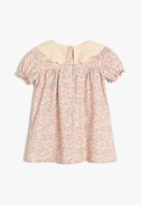 Vestido floral con un estampado en tonos pasteles y pequeñas flores, mangas cortas tipo globo y un cuello bordado en color crema. Espalda fruncida.