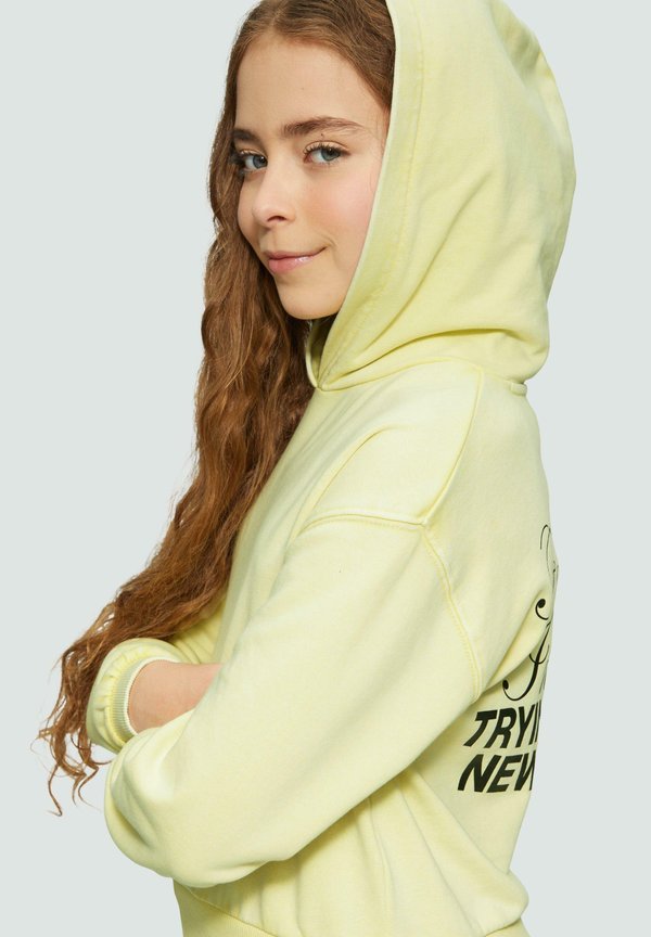 MIT RÜCKEN UND GARMENT DYE - Kapuzenpullover - helles zitrone