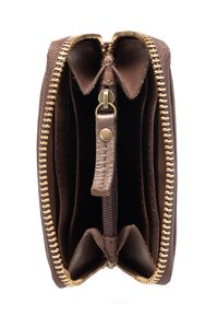 Portafoglio in pelle marrone con zip dorata, dotato di più scomparti e di una sezione centrale con zip per le monete. Texture liscia.