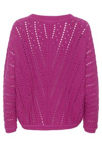 Maglione lavorato a maglia magenta con design a traforo, caratterizzato da motivi verticali e orizzontali, maniche lunghe e colletto e orlo a coste.