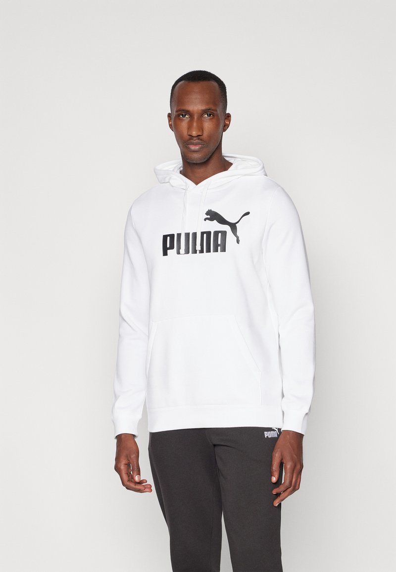 Hvid hættetrøje med en frontlomme og snøre, prydet med et sort "PUMA" logo og katte-silhuet. Sammen med mørkegrå sweatpants.