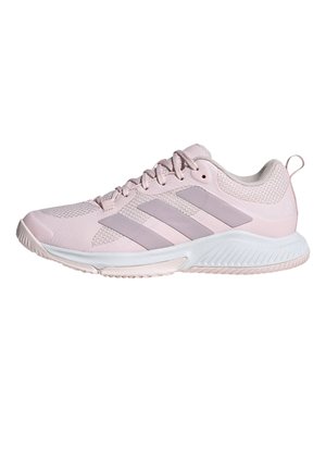 Hellrosa Sportschuh mit Schnürdesign, drei dunkler rosa Seitenstreifen, atmungsaktivem Mesh-Obermaterial und weißer gepolsterter Sohle.