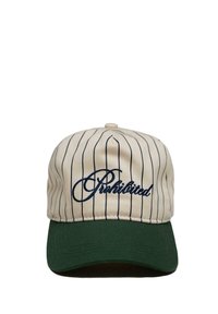 Casquette de baseball avec un motif à rayures crème, visière vert foncé et broderie "Interdit" en marine. Tissu en coton, forme structurée.