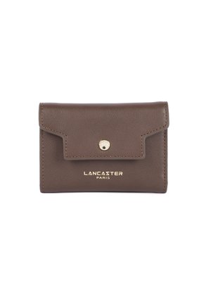 Portafoglio in pelle marrone con chiusura a patta, dettagli in ottone dorato e logo "Lancaster Paris" impresso sul fronte.