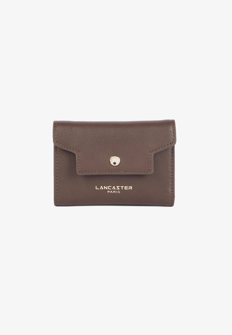 Portefeuille en cuir marron avec une fermeture à rabat, détails en métal doré et logo "Lancaster Paris" embossé sur l'avant.