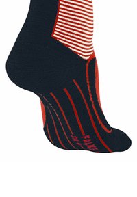 Navy en rode sportieve sok met gestreept patroon, voorzien van een gevoerde hak en teen, en een textiel waarvan het oppervlak zorgt voor verbeterde grip en comfort.