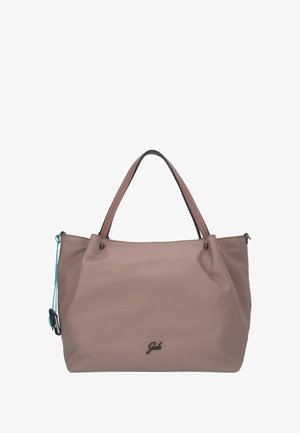 Ampia borsa a mano rosa realizzata in materiale morbido con due manici corti, dettagli neri e un pendaglio decorativo blu attaccato.