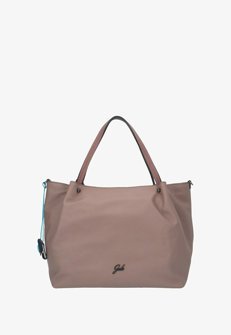 Ampia borsa a mano rosa realizzata in materiale morbido con due manici corti, dettagli neri e un pendaglio decorativo blu attaccato.