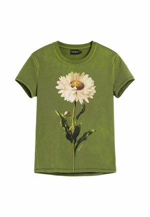 Groen T-shirt met korte mouwen en een grote, gedetailleerde witte madelief met groene steel op de voorkant bedrukt.